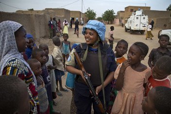 Une femme policière rwandaise déployée au sein de la Mission des Nations Unies au Mali (MINUSMA).