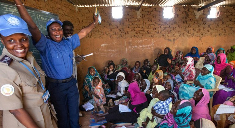 Mujeres policía de la Misión de la Unión Africana y las Naciones Unidas (UNAMID) imparten clases de inglés para mujeres desplazadas en El Fasher, en el Estado de Darfur del Norte, Sudán