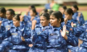 Des femmes policières originaires d'Inde et déployées au sein de la MINUL au Libéria participent à une cérémonie en 2008.