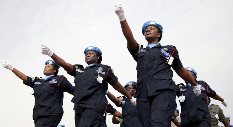 Mujeres policías de la Misión de la Unión Africana y las Naciones Unidas (UNAMID) marchan durante la conmemoración del Día Internacional del Personal de Paz de las Naciones Unidas en el recinto de Arc, en 2011.
