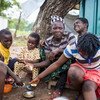 2018年9月，一个来自喀麦隆的难民家庭坐在尼日利亚东南部奥戈贾（Ogoja）一处营地内的帐篷外。