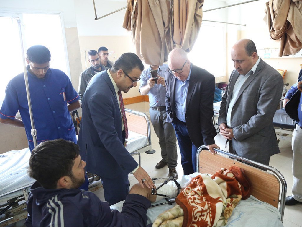 جيمي ماكغولدريك منسق الأمم المتحدة للشؤون الإنسانية في الأرض الفلسطينية المحتلة يزور المرضى في مستشفى الشفاء بغزة مع عدد من  الأطباء وممثل منظمة الصحة العالمية.