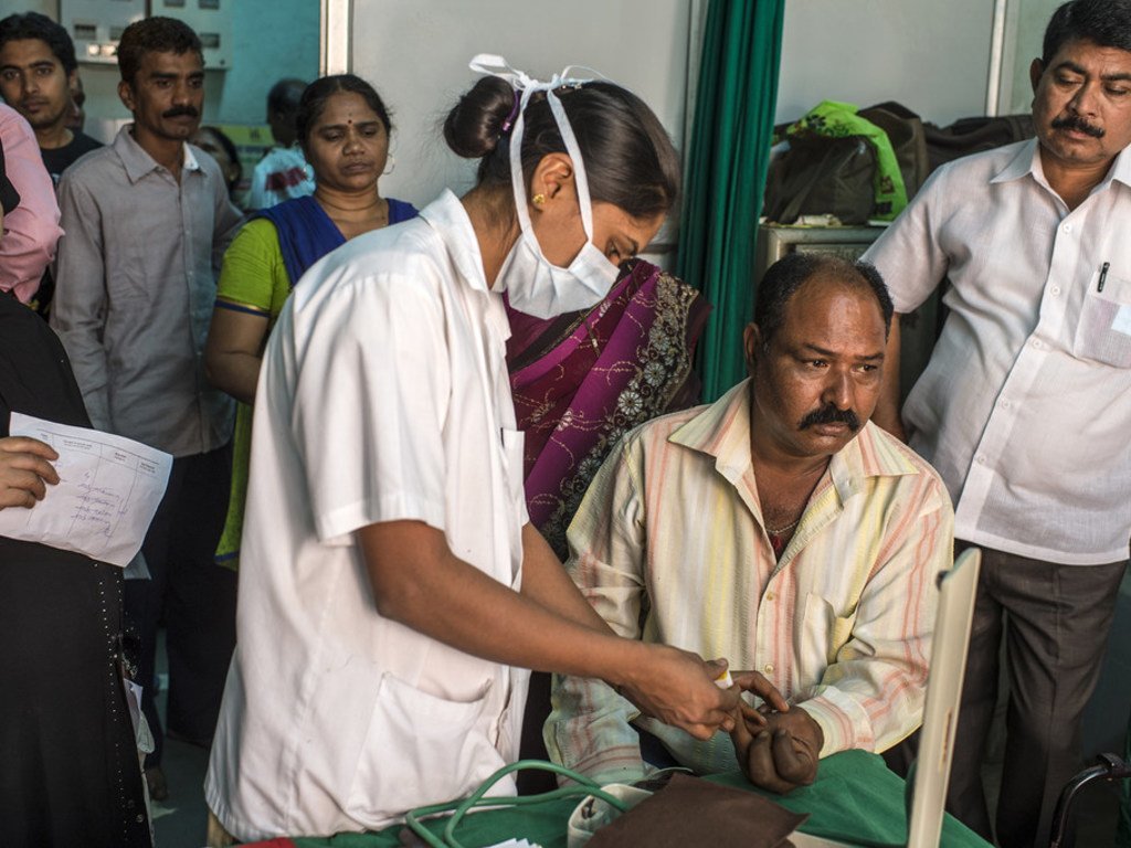 Une infirmière en Inde vérifie le niveau de sucre dans le sang de patients diabétiques.