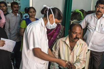 Une infirmière en Inde vérifie le niveau de sucre dans le sang de patients diabétiques.