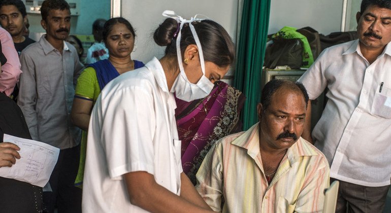 ठाणे के सरकारी अस्पताल में मरीज का शुगर स्तर जांचती एक नर्स.