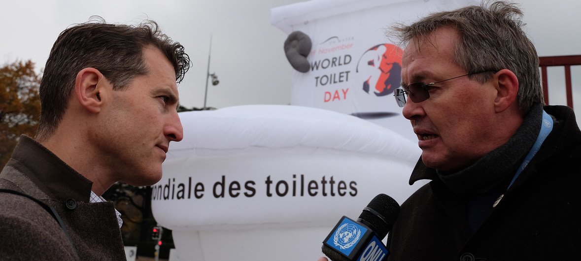 联合国新闻记者在日内瓦为纪念2018世界厕所日而安放的巨大充气厕所前采访非政府组织“供水和环境卫生合作理事会”（Water Supply and Sanitation Collaborative Council ）执行主任Rolf Luyendijk。