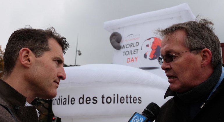 UN News’s Daniel Johnson with Rolf Luyendijk, Executive Director of the Water Supply and Sanitation Collaborative Council (WSSCC), by the oversize inflatable toilet in Geneva.
