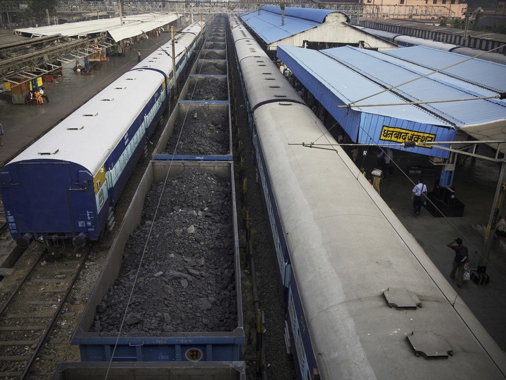 एक नई रिपोर्ट में देशों को विनाशकारी ग्लोबल वार्मिंग से बचाने के लिये प्रति वर्ष जीवाश्म ईंधन के उत्पादन में 6 प्रतिशत की कटौती करने का आग्रह किया गया है. यहाँ कोयले से लदी एक मालगाड़ी, भारत के एक रेलवे स्टेशन पर खड़ी है. (फाइल फोटो)