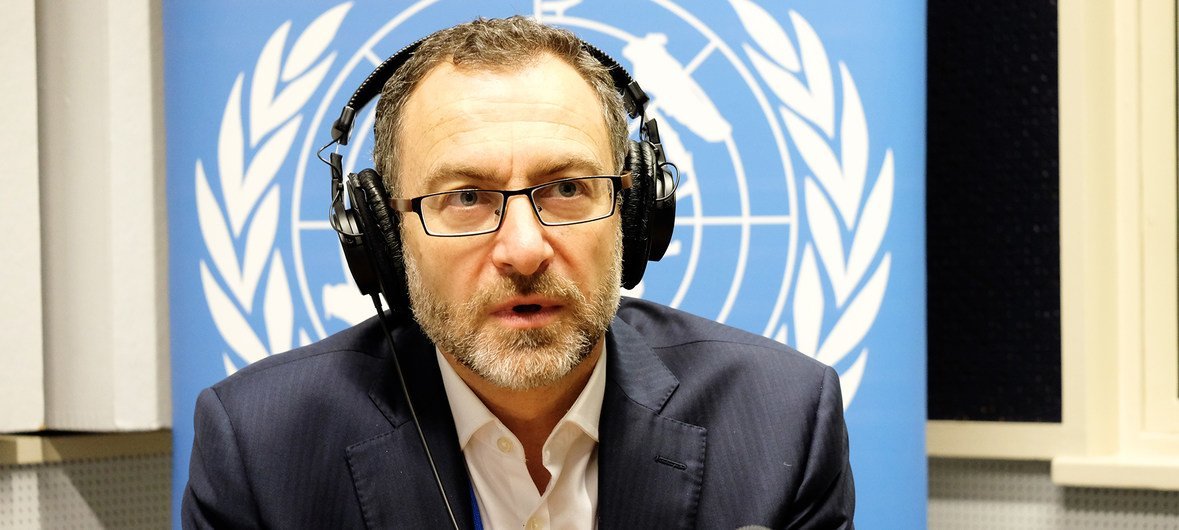 Toby Lanzer dans le studio de l'ONU à Genève où il a déclaré que 2019 serait une année décisive pour l'Afghanistan, après près de 40 ans de violence, de pauvreté et de sécheresse.