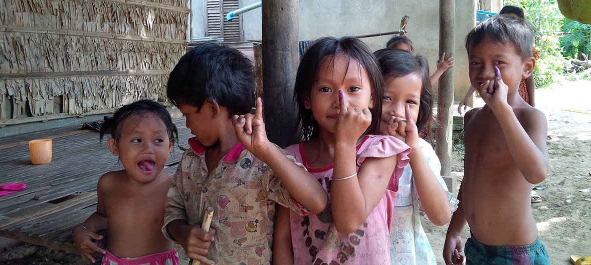 Niños camboyanos muestran sus huellas dactilares después de recibir la vacuna contra el sarampión y la rubéola.