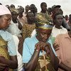 Sobrevivientes del genocidio cometido en Rwanda en 1994 congregados en el Sitio de Genocidio Mwurire cuatro años después.