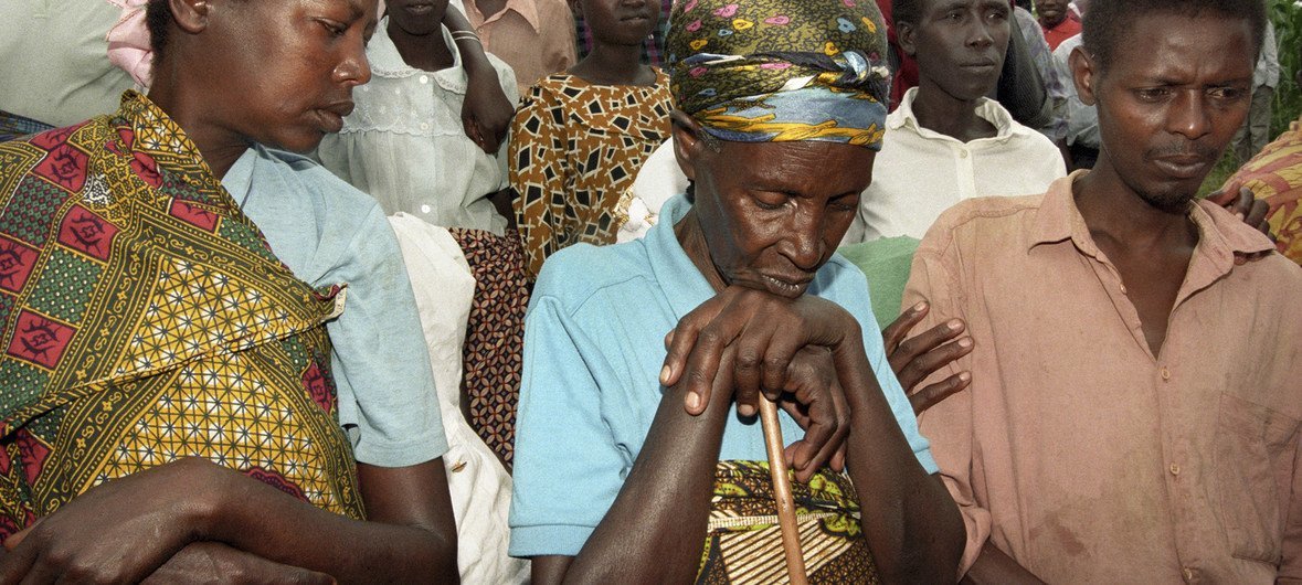 Sobreviventes do genocídio no local do genocídio de Mwurire, em Ruanda. (1998)