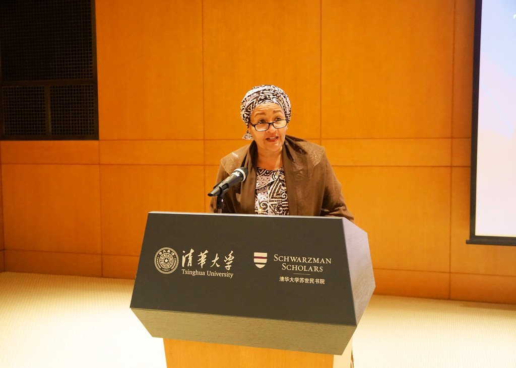 联合国常务副秘书长阿米娜·穆罕默德在中国北京清华大学就气候变化问题发表演讲。( 2018年11月21日)