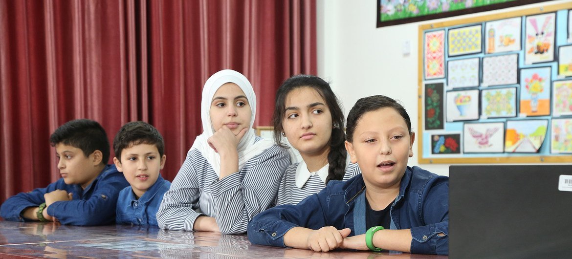 طلاب في مدرستي الرمال والزيتون التابعتين للأونروا، أثناء حوار مع أخبار الأمم المتحدة في غزة.