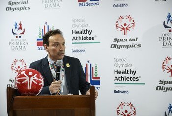 Javier Vasquez, vicepresidente de Programas de Salud de las Olimpiadas Especiales, da la bienvenida a los atletas y voluntarios en los juegos de tenis.