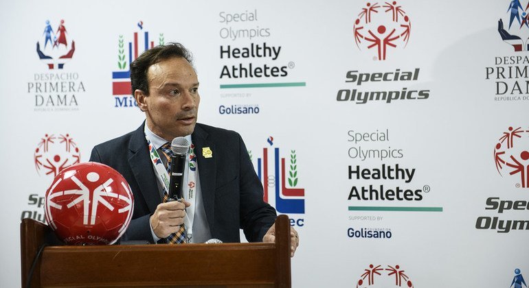 Javier Vasquez, Vice President of Health Programs at Special Olympics International, welcomes athletes and volunteers to Special Olympics Tennis tournament.