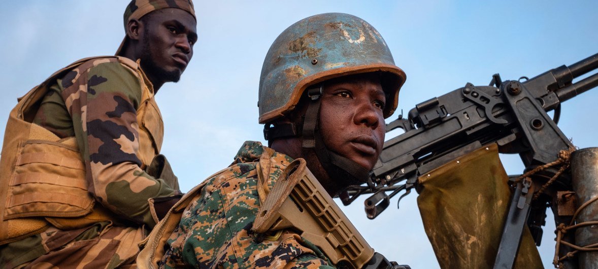 मध्य अफ्रीकी गणराज्य के बमबारी के पूर्वोत्तर इलाक़े में यूएन शांतिरक्षक सितंबर 2018 में यूनिसेफ़ के एक काफ़िले को सुरक्षा मुहैया कराते हुए.