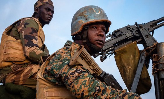 قوات حفظ السلام التابعة للأمم المتحدة ترافق قافلة تابعة لليونيسف إلى مدن شمال شرق بامباري في جمهورية أفريقيا الوسطى في أيلول / سبتمبر 2018.