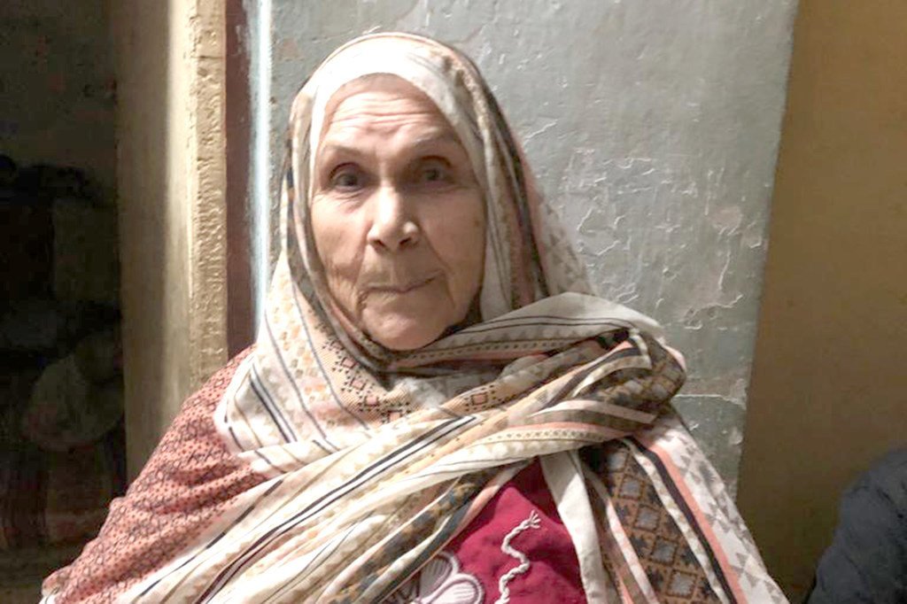 فاطمة النمنم، 74 عاما، لاجئة فلسطينية منذ عام 1948. تعيش السيدة فاطمة النمنم مع زوجها في مخيم الشاطئ في غزة.