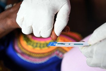 فحص دم للتحقق من فيروس نقص المناعة البشرية (ملف من منظمة الطفولة العالمية).