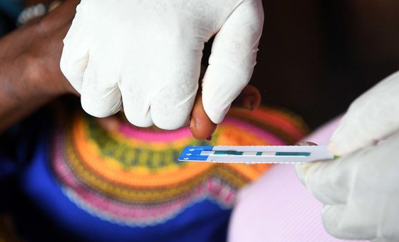 Adolescente faz o testo do HIV na Côte d'Ivoire