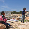 من الأرشيف: طفلان من الأقلية البدوية يقفان على أنقاض قريتهما، جبل البابا، التي هدمت في عام 2017.