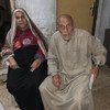 فاطمة النمنم، 74 عاما، وزوجها محمد النمنم، 84 عاما، لاجئان فلسطينيان منذ عام 1948، يعيشان في مخيم الشاطئ في غزة.