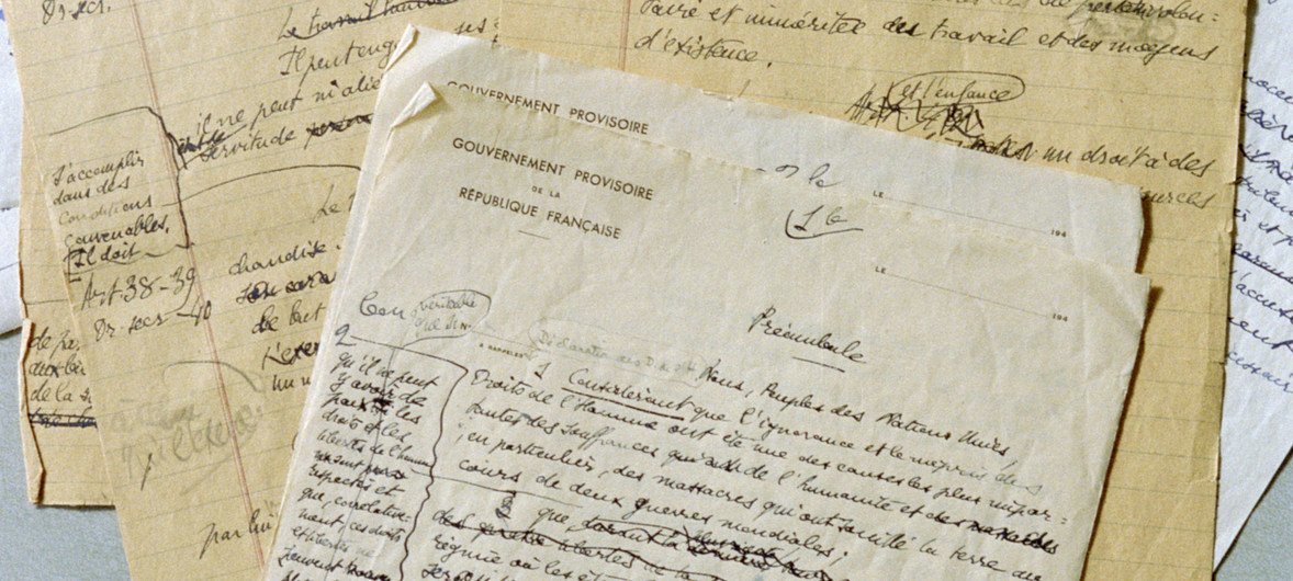 Черновики первых версий Всеобщей декларации прав человека. В процессе работы над текстом было предложено 150 поправок.