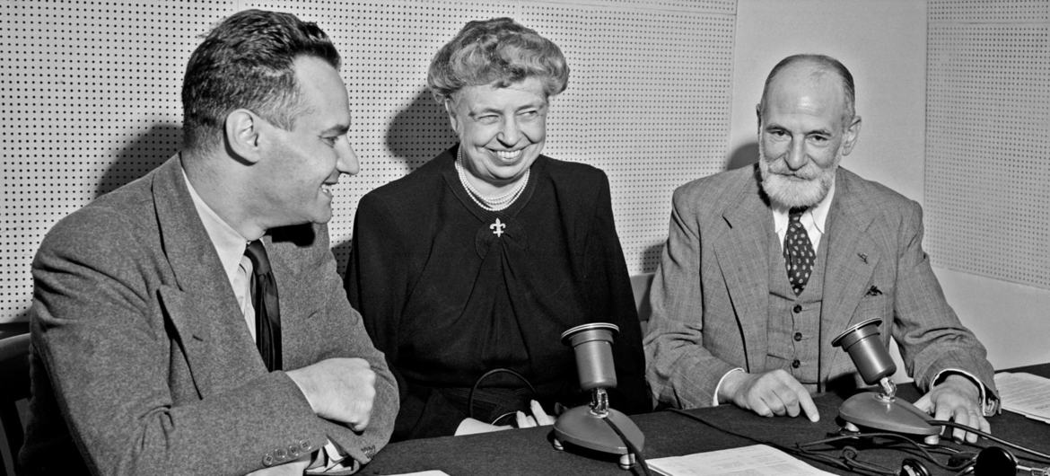 Le commentateur de la Radio de l'ONU, Georges Day (à gauche), Eleanor Roosevelt, Présidente de la Commission de l'ONU sur les droits de l'homme, et le professeur René Cassin lors d'un discussion radiophonique.