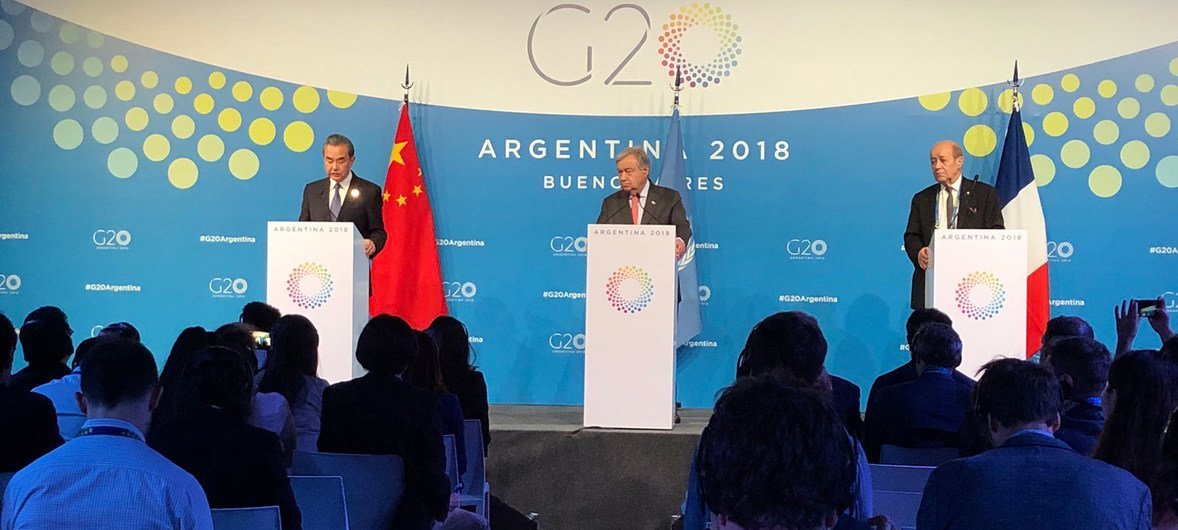 Le Secrétaire général de l’ONU, António Guterres, lors d’un point de presse durant le sommet du G20 à Buenos Aires aux côtés des chefs des diplomaties chinoise, Wang Li et française, Jean-Yves le Drian.