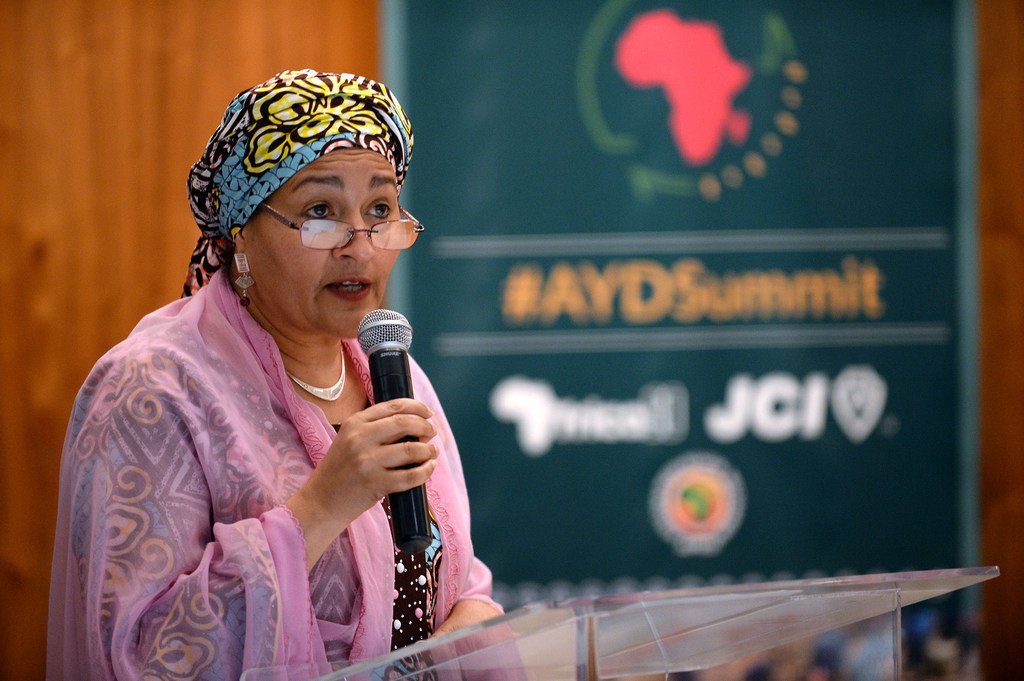 联合国常务副秘书长阿米娜·穆罕默德于2018年11月30日在南非约翰内斯堡举行的非洲青年发展峰会上发表讲话。
