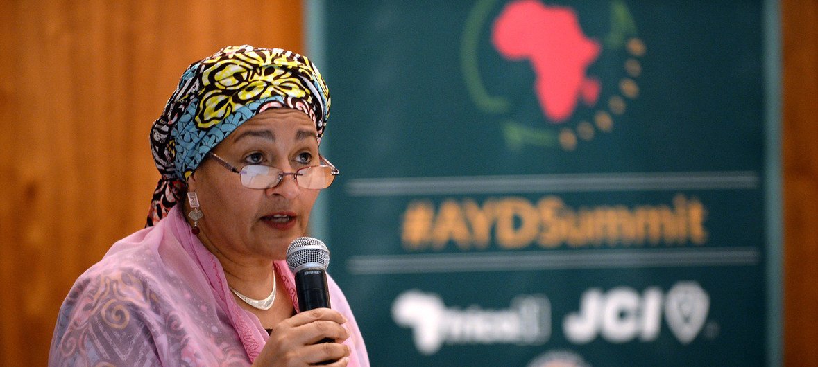 Amina Mohammed fala em Cimeira do Desenvolvimento da Juventude Africana, em Joanesburgo. 