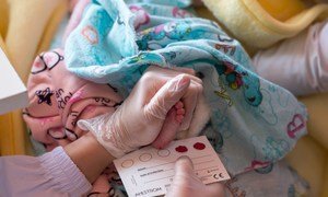 Echantillon sanguin d'un bébé pour un test du VIH dans un centre de santé à Osh, au Kirghizstan,