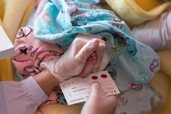 Echantillon sanguin d'un bébé pour un test du VIH dans un centre de santé à Osh, au Kirghizstan,