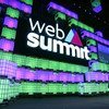 O secretário-geral da ONU, António Guterres, discursa em um palco grande e colorido na Web Summit, em Lisboa.