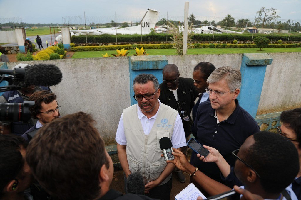 Le chef des opérations de maintien de la paix de l'ONU, Jean-Pierre Lacroix, et le chef de l'Organisation mondiale de la santé (OMS), Tedros Ghebreyesus, à Beni, en République démocratique du Congo.