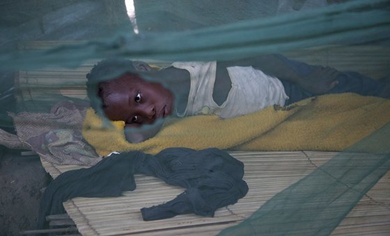 Menina com malária em Maganja da Costa, Moçambique