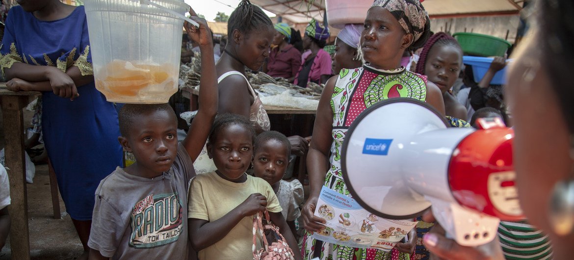 Un membre de l'équipe de sensibilisation de l'UNICEF sur Ebola sensibilise la population dans un marché de Beni, une ville du Nord-Kivu touchée par le virus Ebola, en République démocratique du Congo.