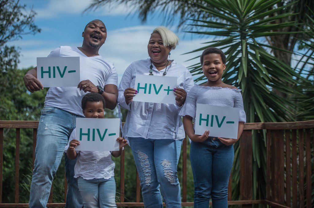曼迪萨·杜卡什和她的家人住在南非的东开普。曼迪萨是一名训练有素的护士，致力于应对艾滋病毒，以确保医疗环境中的质量控制。她感染了艾滋病毒，并鼓励人们接受艾滋病毒检测。她的丈夫和两个女儿都是艾滋病毒阴性。