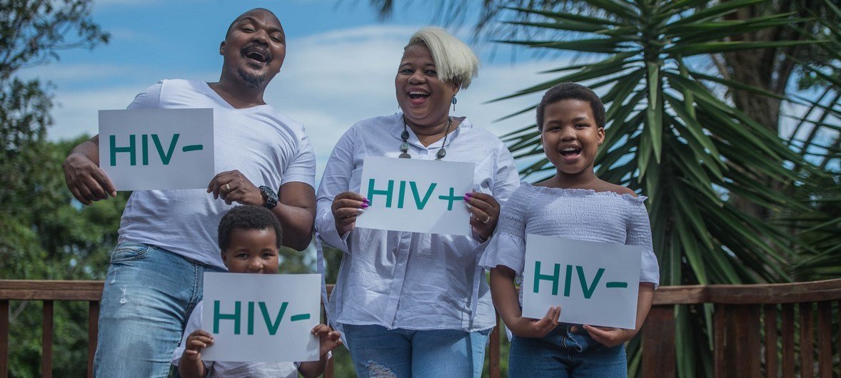 Mandisa est une infirmière sudafricaine qui vit avec le VIH et encourage les gens à se faire tester pour le VIH. Son mari et ses deux filles sont tous séronégatifs.