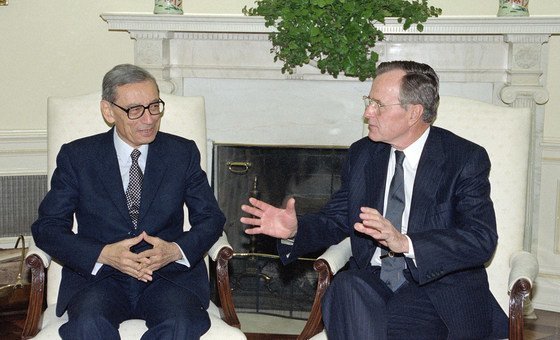 Ex-presidente dos Estados Unidos, George H.W. Bush, com o ex-secretário-geral Boutros Boutros-Gali na Casa Branca em 1992