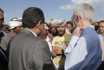 El coordinador de Asuntos Humanitarios, Mark Lowcock, con personas desplazadas en el campamento de Dharwan, en Sana´a, Yemen.