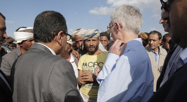El coordinador de Asuntos Humanitarios, Mark Lowcock, con personas desplazadas en el campamento de Dharwan, en Sana´a, Yemen.