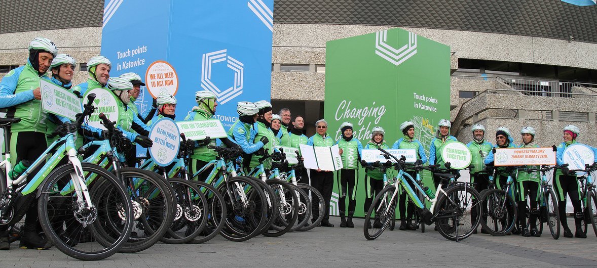 Un equipo de ciclistas en bicicletas eléctricas termina un paseo de 600 kilómetros en Katowice, sede de la 24 Conferencia de las Partes de la Convención sobre el Cambio Climático.