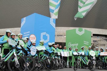 Un equipo de ciclistas en bicicletas eléctricas termina un paseo de 600 kilómetros en Katowice, sede de la 24 Conferencia de las Partes de la Convención sobre el Cambio Climático.