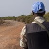  أحد أفراد بعثة الأمم المتحدة في جنوب السودان خلال القيام بدوريات في طريق بالقرب من بانتيو في ولاية الوحدة. تعمل هذه الدوريات على توفير الحماية في المنطقة.