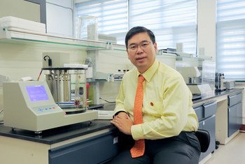 陈曦教授在实验室和二氧化碳监测设备。