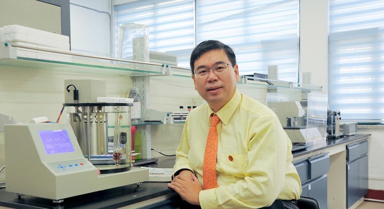 陈曦教授在实验室和二氧化碳监测设备。