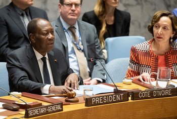 Le Président de la Côte d'Ivoire, Alassane Ouattara (à gauche), au Conseil de sécurité. Son pays préside le Conseil en décembre.