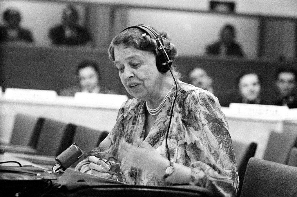 إلينور روزفلت، السيدة الأولى السابقة للولايات المتحدة، كانت رئيسة لجنة الصياغة التي كتبت الإعلان العالمي لحقوق الإنسان، 